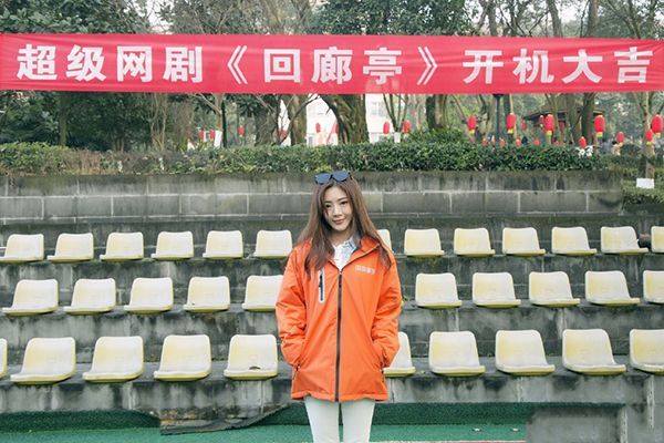 《回廊亭》邓家佳迎来拍戏高产?搭档演员张新成组成警匪追逐恋?