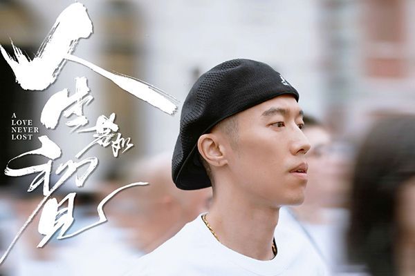 《人生若如初见》周游新剧军装照引关注?周游各题材新剧受期待?