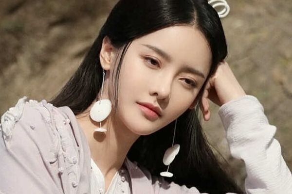 《皎若云间月》根据小说改编?什么时候播出?张芷溪有哪些作品?