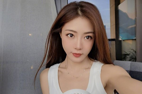 《回廊亭》邓家佳龙套八年终成功?与年龄差13岁演员搭戏受期待?