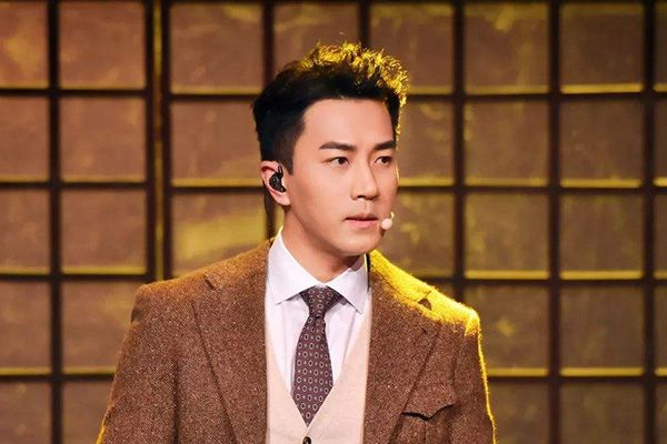 《三个女人一台戏》这部电视剧是由谁执导的?郑晓龙专业度如何?