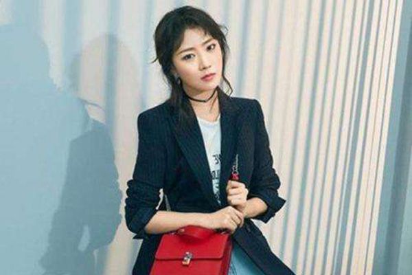 《三个女人一台戏》这部电视剧是由谁执导的?郑晓龙专业度如何?
