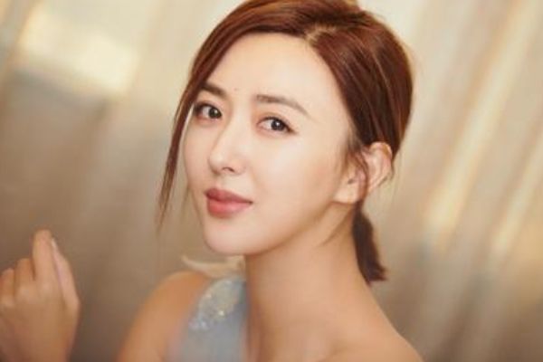 电视剧《逆光》徐小飒扮演职场老手孟潇潇?演员徐小飒个人资料?