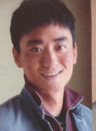 鲜花盛开的村庄狗儿